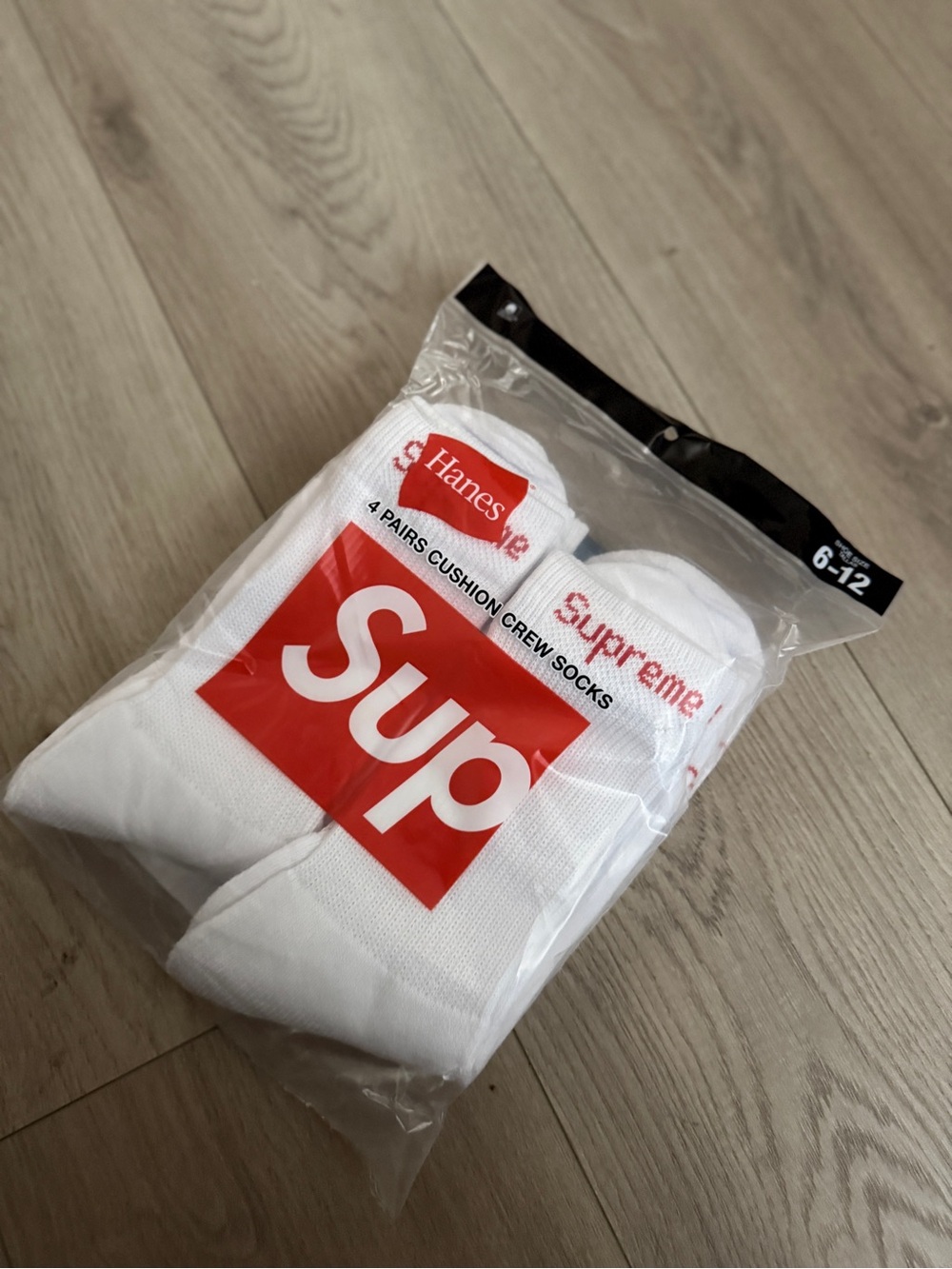 Hanes x Supreme White Cushion Crew Socks (4-Pack) BRAND NEW SEALED